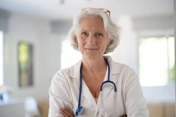 Retrato Médico Sênior Mulher Com Estetoscópio Uniforme Branco Olhando Para — Fotografia de Stock