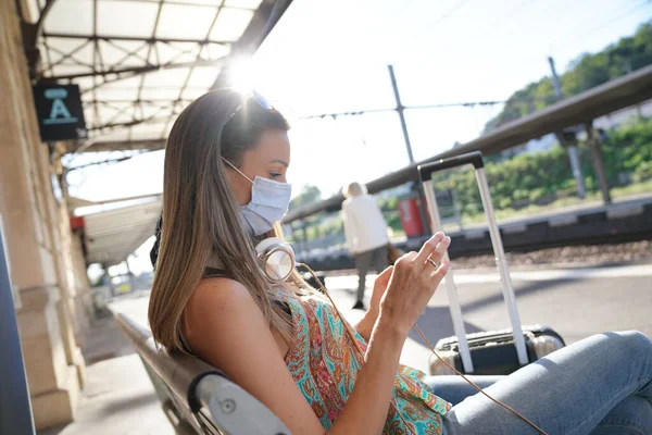 Young Woman Waiting Train Railway Platform Wearing Face Mask — Stock Photo, Image