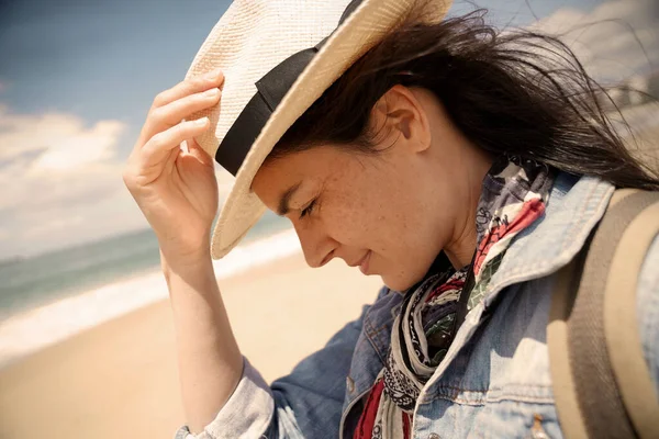 Retrato Una Mujer Años Edad Con Pelo Oscuro Con Sombrero —  Fotos de Stock