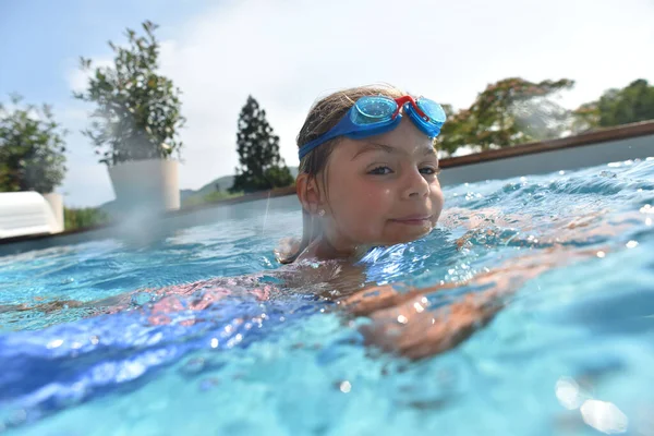 Little Girl Private Swiimming Pool Wearing Goggles — Stock Photo, Image