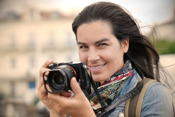 Retrato Mujer Reportera Tomando Fotos Con Cámara Réflex —  Fotos de Stock