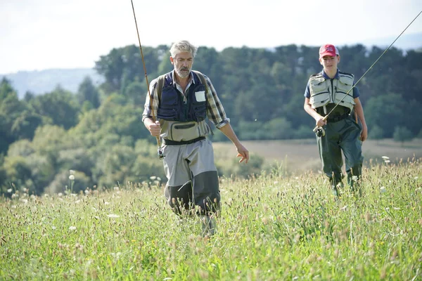 Padre Figlio Ritorno Viaggio Pesca Mosca Camminare Prato — Foto Stock