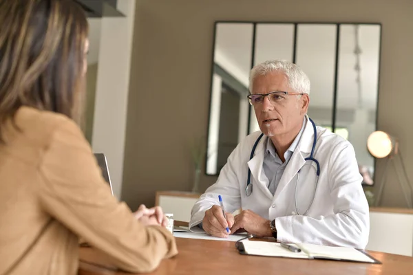 Médico Que Atende Paciente Consultório — Fotografia de Stock