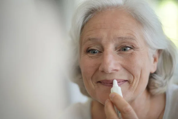 Portret Van Een Oudere Vrouw Die Voor Haar Huid Zorgt — Stockfoto