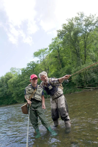 Père Son Fils Pêchent Mouche Été Sur Une Belle Rivière — Photo