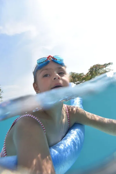 Kleines Mädchen Privatem Schwimmbad Mit Brille — Stockfoto