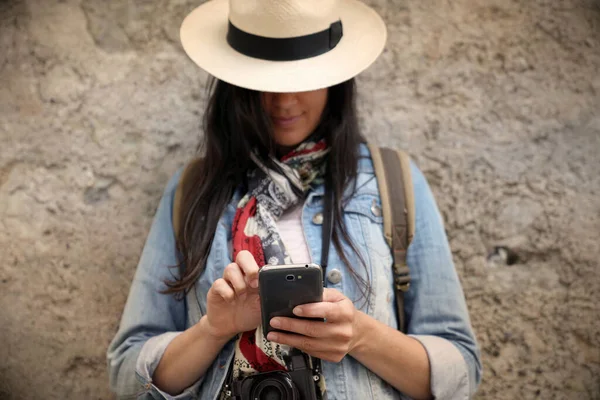 Woman Wearing Blue Jeans Hat Standing Wall Using Smartphone — Stock Photo, Image