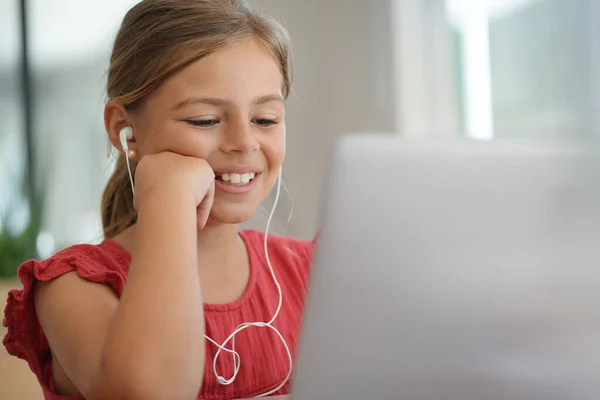 Menina Loira Jovem Com Camisa Vermelha Conectado Com Laptop Casa — Fotografia de Stock