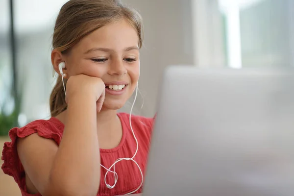 Jong Blond Meisje Met Rood Shirt Verbonden Met Laptop Thuis — Stockfoto