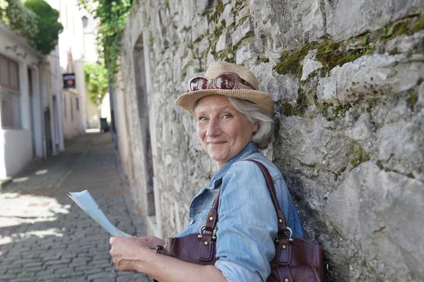 Πορτρέτο Της Ηλικιωμένης Γυναίκας Που Επισκέπτεται Τουριστική Πόλη — Φωτογραφία Αρχείου