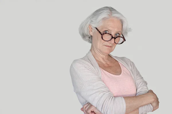 Retrato Mulher Idosa Com Óculos Vermelhos Isolado — Fotografia de Stock