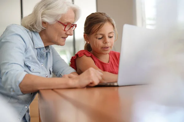 Großmutter Mit Kleinem Mädchen Benutzt Laptop Hause — Stockfoto