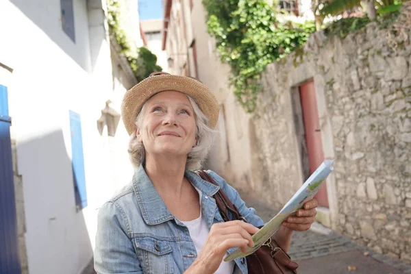 Portrait Femme Âgée Avec Chapeau Visitant Ville Touristique Lecture Carte — Photo