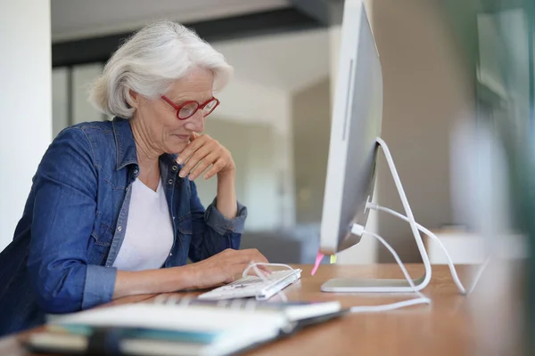 Mulher Sênior Trabalhando Computador Desktop Casa — Fotografia de Stock