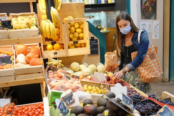 Woman Fresh Food Market Wearing Face Mask — Stock Photo, Image