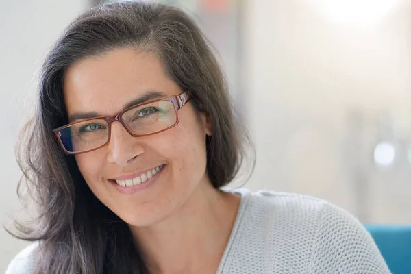 Retrato Una Hermosa Mujer Años Con Pelo Largo Oscuro Usando —  Fotos de Stock