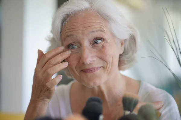 Ritratto Donna Anziana Che Prende Cura Della Sua Pelle Guardandosi — Foto Stock