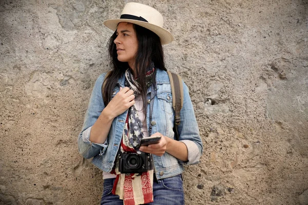 Vrouw Met Blauwe Jeans Hoed Staande Tegen Muur Met Smartphone — Stockfoto