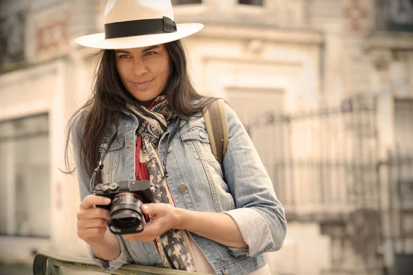 Mujer Usando Sombrero Tomando Fotos Ciudad Europea Durante Las Vacaciones — Foto de Stock