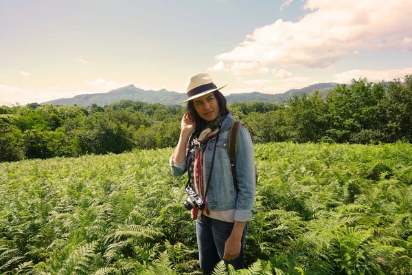 Femme Avec Sac Dos Sur Voyage Dans Campagne Portant Chapeau — Photo