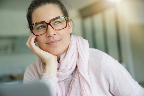Sorrindo Mulher Cabelos Escuros Com Óculos Trabalhando Laptop — Fotografia de Stock