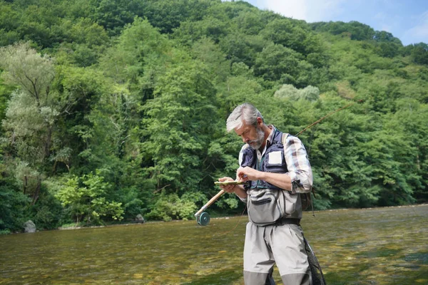 Άνθρωπος Πετάει Ψαρεύοντας Καλοκαίρι Ένα Όμορφο Ποτάμι Καθαρά Νερά — Φωτογραφία Αρχείου