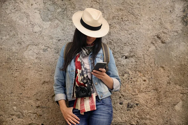 Woman Wearing Blue Jeans Hat Standing Wall Using Smartphone — Stock Photo, Image