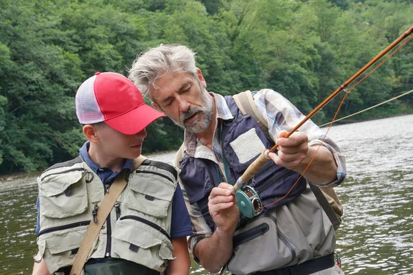 Père Son Fils Pêchent Mouche Été Sur Une Belle Rivière — Photo