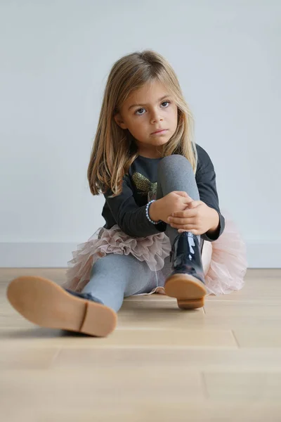 Söt Liten Flicka Sitter Golvet Med Allvarlig Look — Stockfoto