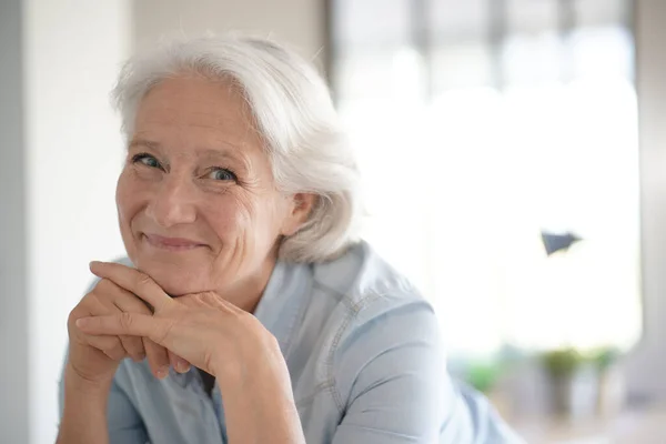 Portret Van Een Lachende Oudere Vrouw Met Wit Haar — Stockfoto