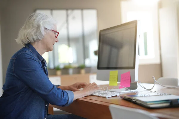 Femme Âgée Travaillant Sur Ordinateur Bureau Maison — Photo