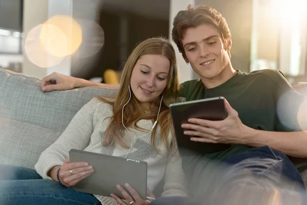 Jovem Casal Conectado Tablet Digital Casa — Fotografia de Stock