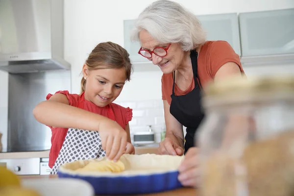 Grootmoeder Met Kleinkind Die Appeltaart Maakt — Stockfoto