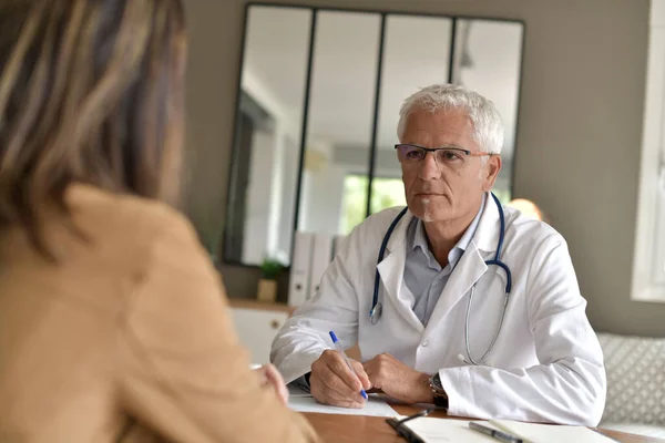 Arzt Betreut Patientin Büro — Stockfoto