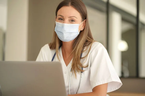 Porträt Einer Krankenschwester Mit Gesichtsmaske Bei Der Arbeit Laptop Büro Stockfoto