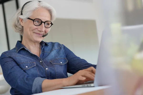 Ενεργή Ηλικιωμένη Γυναίκα Που Εργάζεται Από Σπίτι Φορητό Υπολογιστή Εικόνα Αρχείου