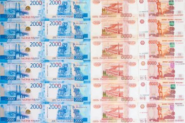 arka plan düzgünce 2000 faturaları koydu ve 5000 banknotlar Rus ruble yanındaki koydu,.