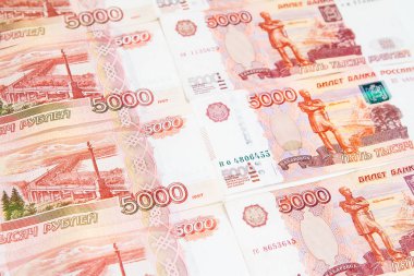 Beş bininci banknotlar. Rus ruble düzgün bir şekilde üst üste dizilmiş