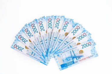 yalıtılmış zemin üzerine Rus ruble iki bin dolarlık banknottan birçok banknotlar hayranıyım