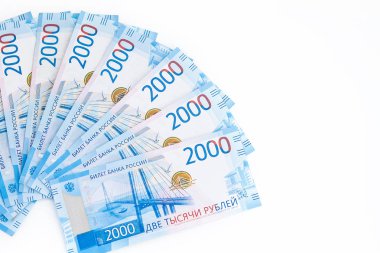 yalıtılmış zemin üzerine Rus ruble iki bin dolarlık banknottan birçok banknotlar hayranıyım