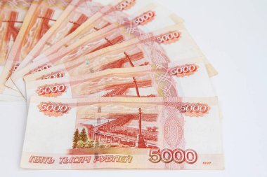 beş bin Rus ruble izole arka plan üzerinde banknottan birçok banknotlar hayranıyım