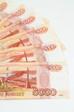 beş bin Rus ruble izole arka plan üzerinde banknottan birçok banknotlar hayranıyım