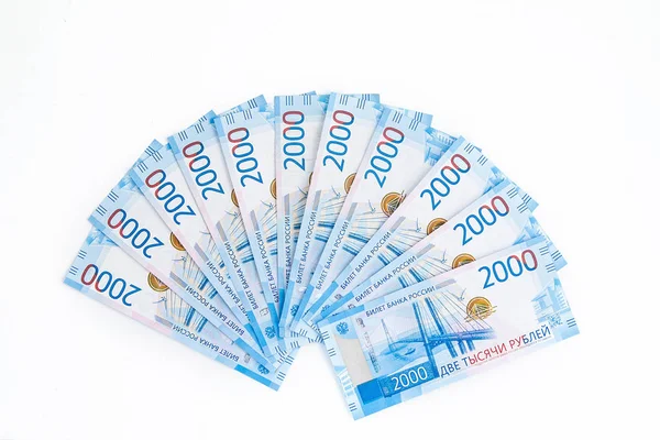 yalıtılmış zemin üzerine Rus ruble iki bin dolarlık banknottan birçok banknotlar hayranıyım