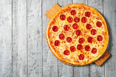 Sıcak ev yapımı Pepperoni Pizza hazır yemek bir woodem tablo