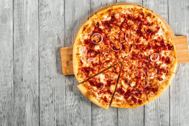 Sıcak ev yapımı Barbekü Pizza hazır yemek ahşap bir masa üzerinde