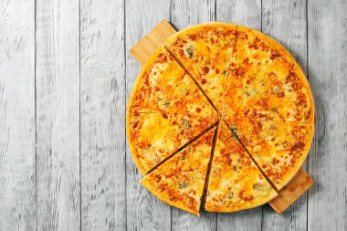 Üstten görünüm lezzetli İtalyan pizza gri ahşap arka plan üzerinde