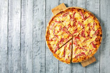 Üstten görünüm lezzetli İtalyan pizza gri ahşap arka plan üzerinde