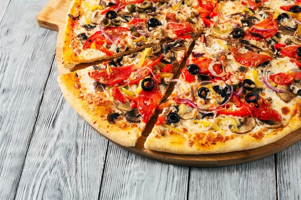 Sıcak ev yapımı Pizza domates ve zeytin ile bir woodem masada yemek hazır