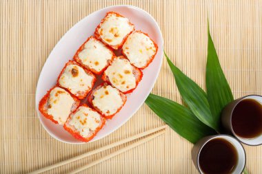 Fırında sıcak lezzetli suşi rulo beyaz tabakta yemek için