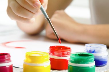 el fırça ve boya evde ahşap bir masa üzerinde Close-up